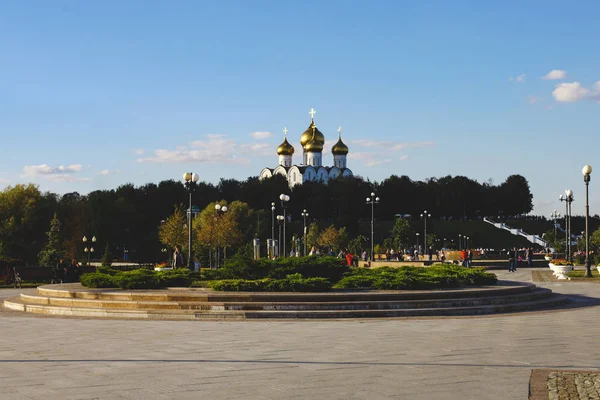 15 Eylül 2018, Yaroslavl. Ok. Çeşmeler, anıtlar, güzel sahil boyunca insanlar yürüyüş