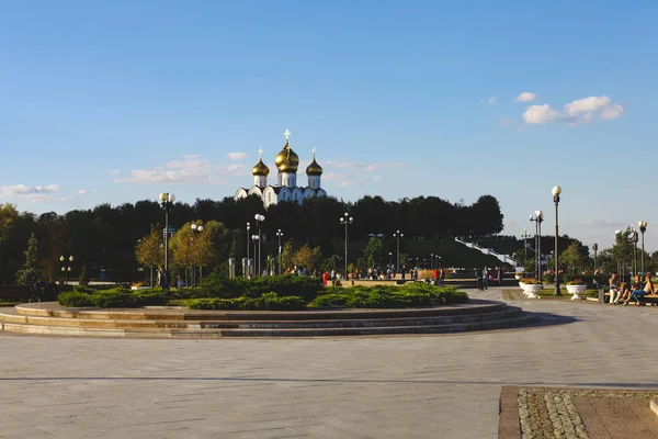 Settembre 2018 Jaroslavl Freccia Fontane Monumenti Persone Passeggiano Lungo Bellissima — Foto Stock