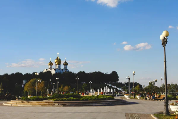 2018 ヤロスラヴリ モニュメント 美しい遊歩道に沿って散歩を人々 します — ストック写真