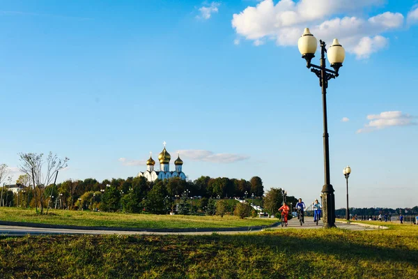 2018 ヤロスラヴリ モニュメント 美しい遊歩道に沿って散歩を人々 します — ストック写真