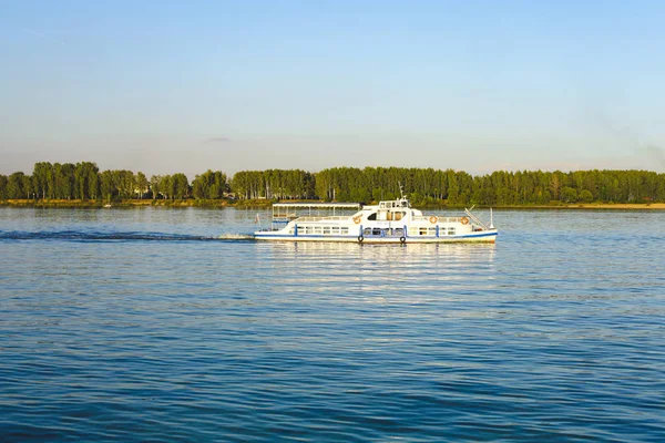 Городской Пейзаж Лодка Реке — стоковое фото