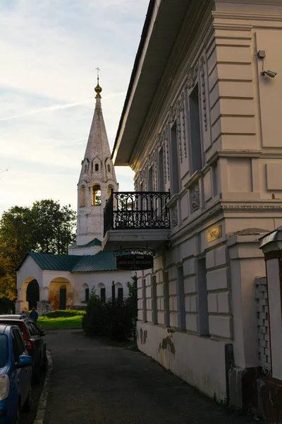 Septiembre 2018 Yaroslavl Camino Largo Del Terraplén Los Patios Yaroslavl — Foto de Stock