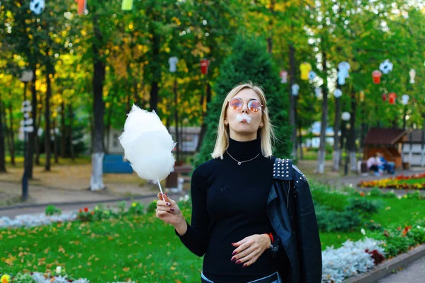 Güneş Gözlüklü Kız Pamuk Şeker Yiyor — Stok fotoğraf