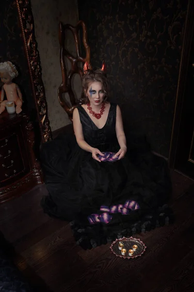 Ragazza Abito Nero Halloween Costume Diavolo Con Corna Rosse — Foto Stock