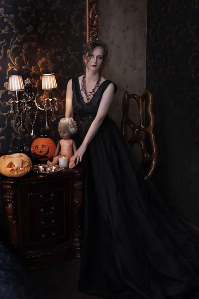 Женщина Черном Платье Хэллоуин — стоковое фото