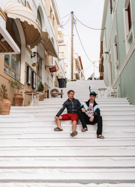 iki adam ve sokakta uzun bir merdiven