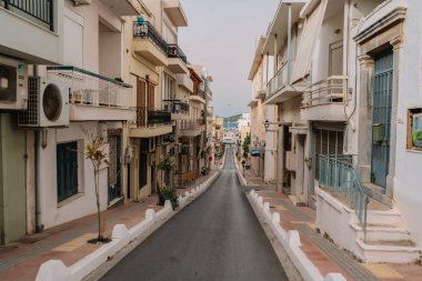 Girit 'in manzaralı caddeleri antik binaları, yapıları ve modern teknolojisiyle