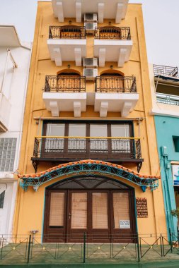 İlginç pencereleri ve balkonları olan sıra dışı bir ev.