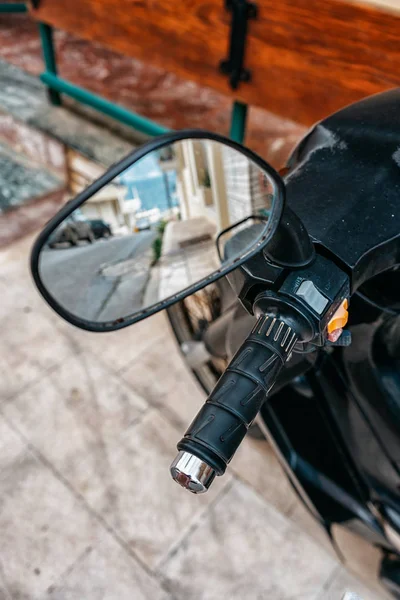 Motosiklet aynada yansıması