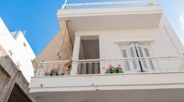 Çiçekli balkonlar ve güzel çiçekler.