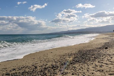 İtalya deniz suyu kalabriası. Okyanus manzaralı plaj. Panoramik plaj manzarası. Akdeniz kıyı şeridi. Cennet kumsalı. Yaz manzarası. Üst görünüm.
