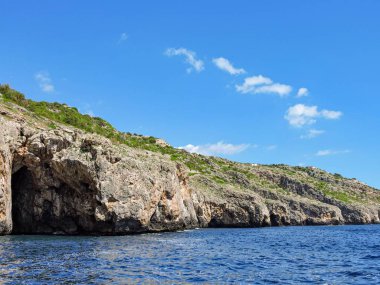 İtalya deniz suyu kalabriası. Okyanus manzaralı plaj. Panoramik plaj manzarası. Akdeniz kıyı şeridi. Cennet kumsalı. Yaz manzarası. Üst görünüm.
