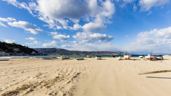 イタリア海の水のカラブリア 海の景色のビーチ パノラマのビーチの風景 地中海沿岸 パラダイスビーチ夏の景色 トップ表示 — ストック写真