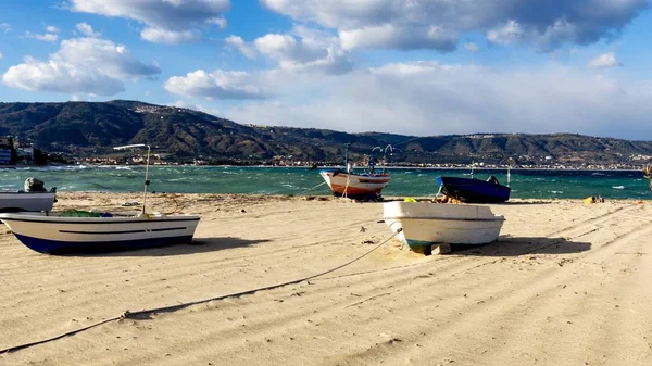 İtalya deniz suyu kalabriası. Okyanus manzaralı plaj. Panoramik plaj manzarası. Akdeniz kıyı şeridi. Cennet kumsalı. Yaz manzarası. Üst görünüm.