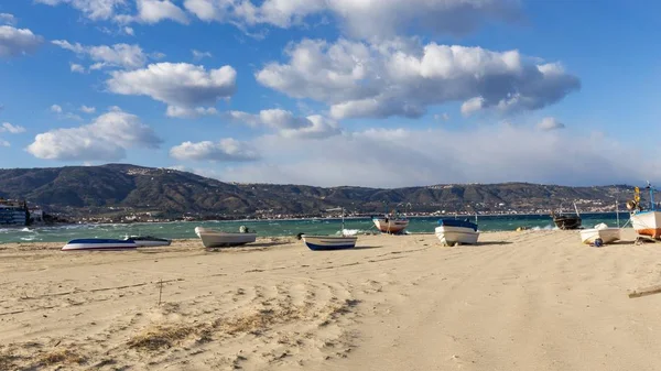 İtalya deniz suyu kalabriası. Okyanus manzaralı plaj. Panoramik plaj manzarası. Akdeniz kıyı şeridi. Cennet kumsalı. Yaz manzarası. Üst görünüm.