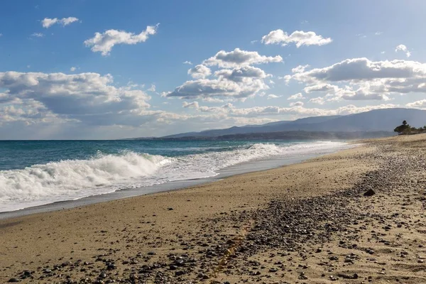 イタリア海の水のカラブリア 海の景色のビーチ パノラマのビーチの風景 地中海沿岸 パラダイスビーチ夏の景色 トップ表示 — ストック写真