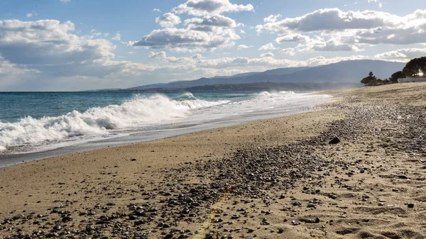 イタリア海の水のカラブリア 海の景色のビーチ パノラマのビーチの風景 地中海沿岸 パラダイスビーチ夏の景色 トップ表示 — ストック写真