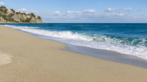 イタリア海の水のカラブリア 海の景色のビーチ パノラマのビーチの風景 地中海沿岸 パラダイスビーチ夏の景色 トップ表示 — ストック写真