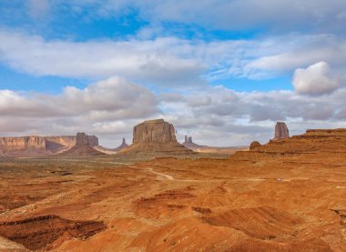 Monument Valley Ulusal Parkı. Utah Eyaleti. Kızıl Kaya Kanyonu Çöl Panoraması. Amerikan tarihi.