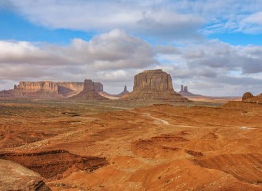 Monument Valley Ulusal Parkı. Utah Eyaleti. Kızıl Kaya Kanyonu Çöl Panoraması. Amerikan tarihi.
