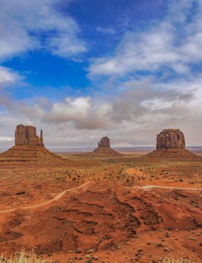 Monument Valley Ulusal Parkı. Utah Eyaleti. Kızıl Kaya Kanyonu Çöl Panoraması. Amerikan tarihi.