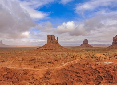 Monument Valley Ulusal Parkı. Utah Eyaleti. Kızıl Kaya Kanyonu Çöl Panoraması. Amerikan tarihi.