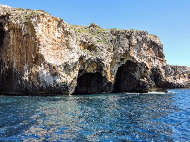Calabria İtalya. Güzel deniz manzarası. Panoramik plaj manzarası. Doğa geçmişi. Akdeniz kıyısı. 