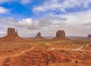 Monument Valley Ulusal Parkı. Utah Eyaleti. Kızıl Kaya Kanyonu Çöl Panoraması. Amerikan tarihi.
