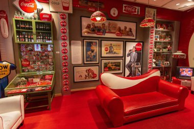 Mayıs 2019. Atlanta. Coca Cola Müzesi. Kırmızı arka planda eski tarz renkli. Sanat tasarımı.