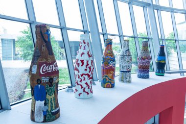 Mayıs 2019. Atlanta. Coca Cola Müzesi. Kırmızı arka planda eski tarz renkli. Sanat tasarımı.