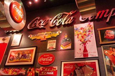 Mayıs 2019. Atlanta. Coca Cola Müzesi. Kırmızı arka planda eski tarz renkli. Sanat tasarımı.