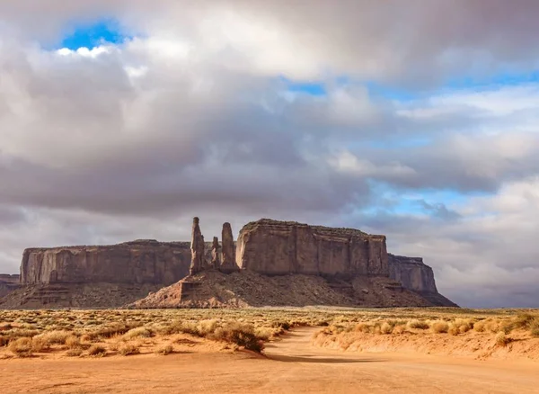 Monument Valley Ulusal Parkı. Utah Eyaleti. Kızıl Kaya Kanyonu Çöl Panoraması. Amerikan tarihi.
