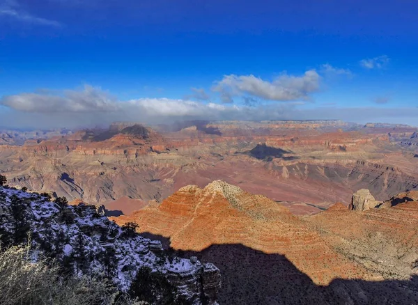 Gökyüzü mavisi arka plan. Doğa manzarası. Güzel doğa manzarası manzarası. Büyük Kanyon Ulusal Parkı, Arizona, ABD.