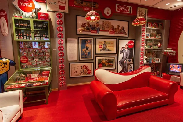 Mayıs 2019. Atlanta. Coca Cola Müzesi. Kırmızı arka planda eski tarz renkli. Sanat tasarımı.