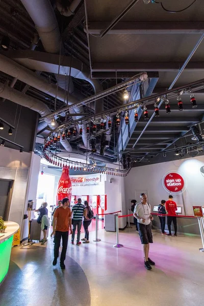 Mayıs 2019. Atlanta. Coca Cola Müzesi. Kırmızı arka planda eski tarz renkli. Sanat tasarımı.
