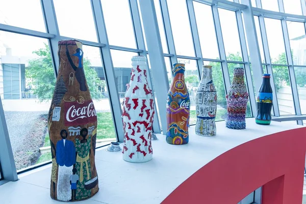 Mayıs 2019. Atlanta. Coca Cola Müzesi. Kırmızı arka planda eski tarz renkli. Sanat tasarımı.