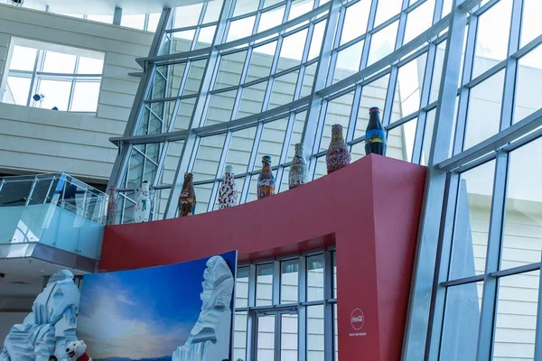 Mayıs 2019. Atlanta. Coca Cola Müzesi. Kırmızı arka planda eski tarz renkli. Sanat tasarımı.