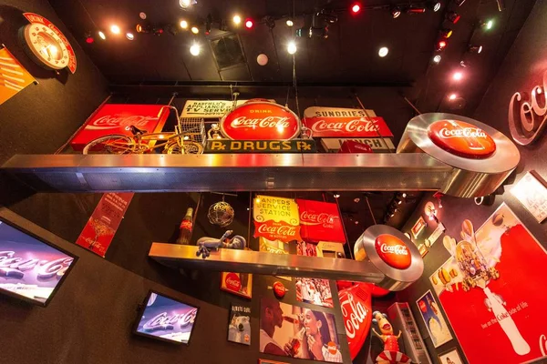 Mayıs 2019. Atlanta. Coca Cola Müzesi. Kırmızı arka planda eski tarz renkli. Sanat tasarımı.