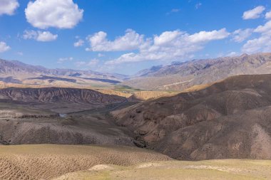 Kırgızistan Boğazı. Mavi. Dağ vadisi. Panoramik manzara. Park, açık hava..