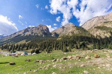Kırgızistan Boğazı. Mavi. Dağ vadisi. Panoramik manzara. Park, açık hava..