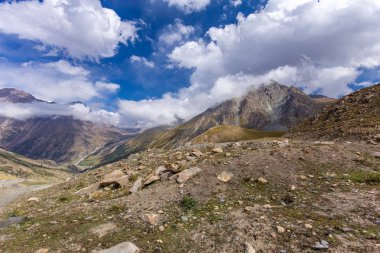 Kırgızistan Boğazı. Mavi. Dağ vadisi. Panoramik manzara. Park, açık hava..