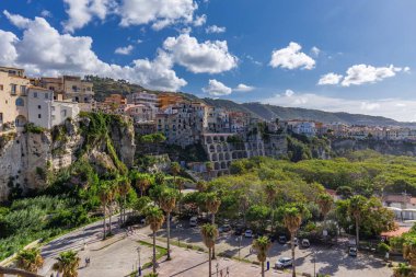 Eylül 2019. İtalya Tropea Aerial Manzarası. Peyzaj arka planı. Yaz sahili geçmişi. İtalya, Avrupa. Doğa manzarası. Cennet plajı. 