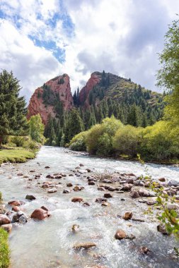 Kırgızistan Boğazı. Mavi. Dağ vadisi. Panoramik manzara. Park, açık hava..