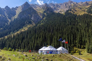Kırgızistan Boğazı. Mavi. Dağ vadisi. Panoramik manzara. Park, açık hava..