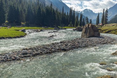 Kırgızistan Boğazı. Mavi. Dağ vadisi. Panoramik manzara. Park, açık hava..