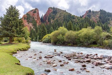 Kırgızistan Boğazı. Mavi. Dağ vadisi. Panoramik manzara. Park, açık hava..