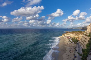 Eylül 2019. İtalya Tropea Aerial Manzarası. Peyzaj arka planı. Yaz sahili geçmişi. İtalya, Avrupa. Doğa manzarası. Cennet plajı. 