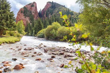 Kırgızistan Boğazı. Mavi. Dağ vadisi. Panoramik manzara. Park, açık hava..