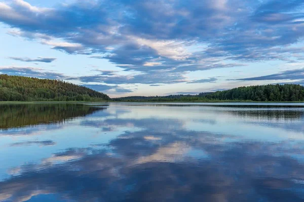 Tarlalar, Finlandiya gölleri. Panoramik alan manzarası. Güzel doğa arkaplanı.
