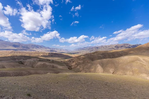 Kırgızistan Boğazı. Mavi. Dağ vadisi. Panoramik manzara. Park, açık hava..